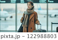 空港と女性 122988803