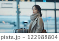 空港と女性 122988804