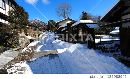 中山道 馬籠宿の雪景色 中山道 馬籠宿の雪景色 122988943