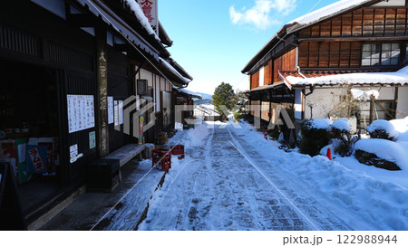 中山道 馬籠宿の雪景色 中山道 馬籠宿の雪景色 122988944