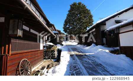 中山道　馬籠宿の雪景色 122988945