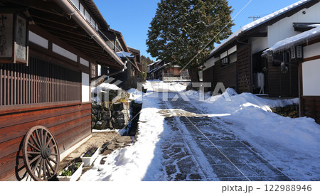 中山道　馬籠宿の雪景色 122988946
