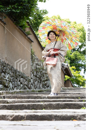 勘定場の坂を下る着物姿の女性 122988949