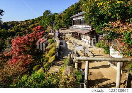 紅葉に包まれた山寺 122988962