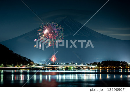 河口湖冬花火 富士山の上に笠雲 河口湖冬花火 富士山の上に笠雲 122989074