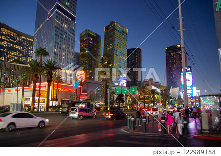 ラスベガスのストリップ通りの夜景 122989188