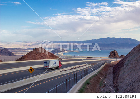 砂漠の水がめフーバーダム 122989191