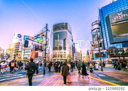 日本の東京都市景観 朝の渋谷スクランブル交差点などを望む。通勤風景…=15日8時49分、渋谷 日本の東京都市景観 朝の渋谷スクランブル交差点などを望む。通勤風景…=15日8時49分、渋谷 122989292