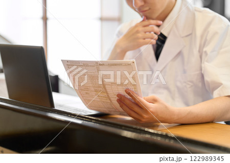 確定申告に悩む和食の料理人 確定申告に悩む和食の料理人 122989345