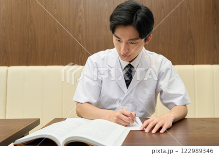 勉強をする和食の料理人 勉強をする和食の料理人 122989346