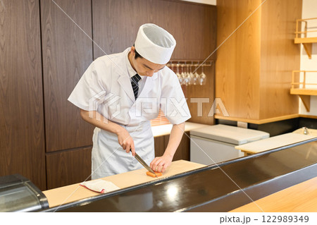 調理をする和食の料理人 122989349