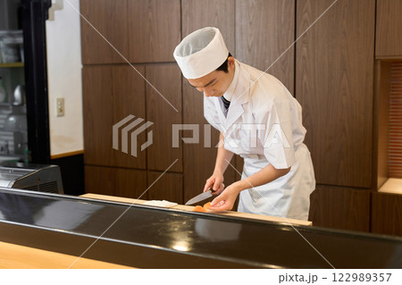 調理をする和食の料理人 122989357