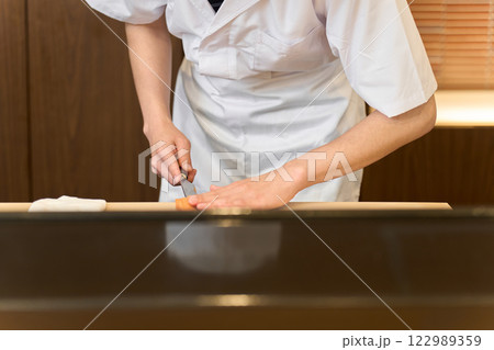 調理をする和食の料理人 122989359