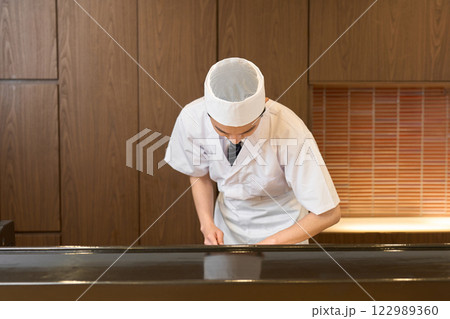 調理をする和食の料理人 122989360