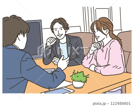 打ち合わせ中のビジネスマンと男女顧客 122989801