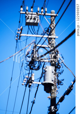 電信柱越しに見える月 電信柱越しに見える月 122989857