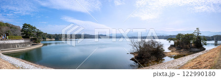 日本最大の灌漑用ため池、満濃池の全景 日本最大の灌漑用ため池、満濃池の全景 122990180