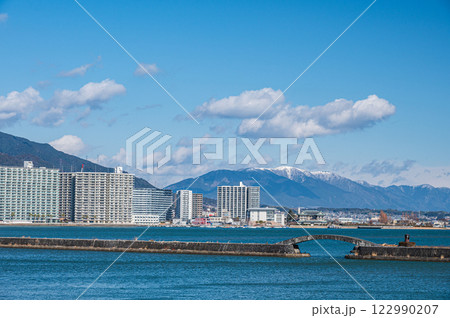 冬の琵琶湖風景　大津港からの眺め 122990207