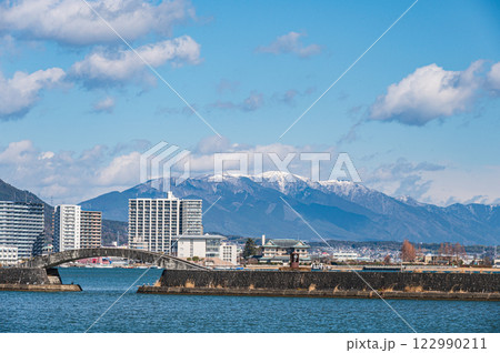 冬の琵琶湖風景　大津港からの眺め 122990211