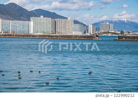 冬の琵琶湖風景　大津港からの眺め 122990212