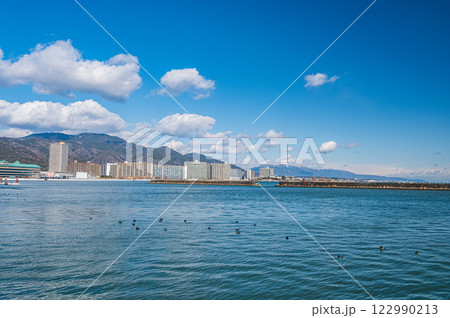 冬の琵琶湖風景　大津港からの眺め 122990213