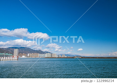 冬の琵琶湖風景　大津港からの眺め 122990214