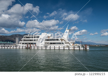 琵琶湖大津港に停泊中の観光船ビアンカ 122990215