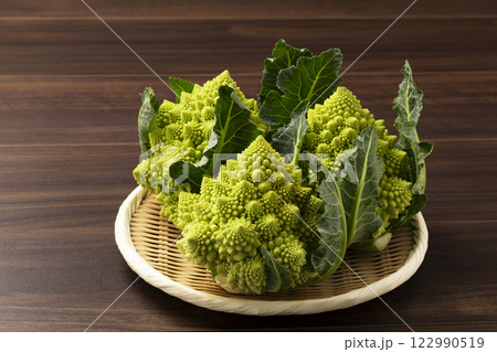 板に並べたロマネスコ 板に並べたロマネスコ 122990519