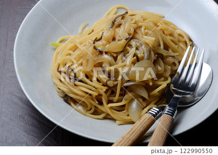 玉ねぎと塩昆布の和風パスタ 玉ねぎと塩昆布の和風パスタ 122990550