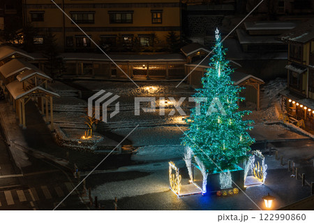 草津温泉のクリスマスツリー 122990860