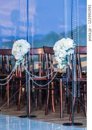 ガラス越しに見るウエディングチャペル内 ガラス越しに見るウエディングチャペル内 122991091