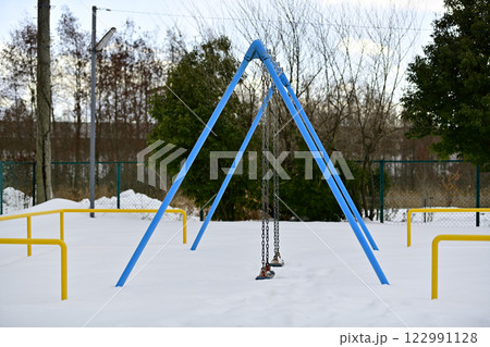 雪の積もった公園のブランコ 122991128
