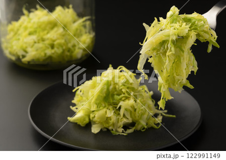 ザワークラウトをフォークで持ち上げる 122991149