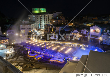 冬の草津温泉 湯畑の夜景 122991159