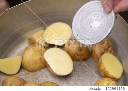 新じゃがの煮っころがしを作る工程 122991166