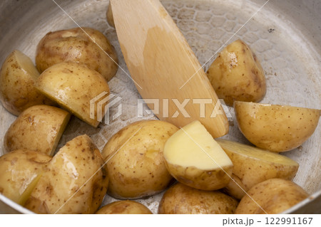 新じゃがの煮っころがしを作る工程 新じゃがの煮っころがしを作る工程 122991167