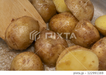 新じゃがの煮っころがしを作る工程 新じゃがの煮っころがしを作る工程 122991169