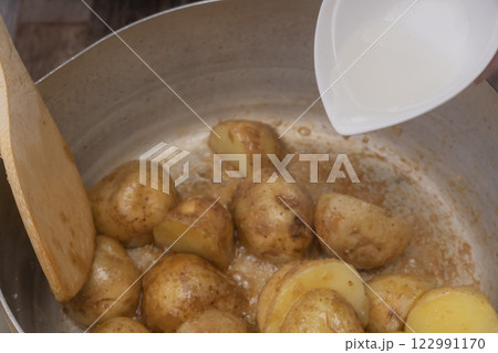 新じゃがの煮っころがしを作る工程 122991170