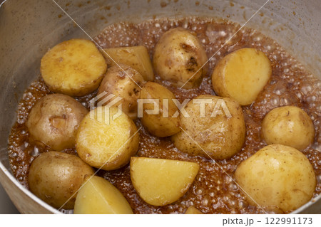 新じゃがの煮っころがしを作る工程 122991173