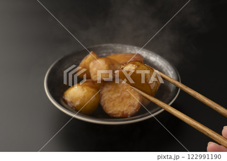 新じゃがの煮っころがしを箸で持ち上げる 122991190