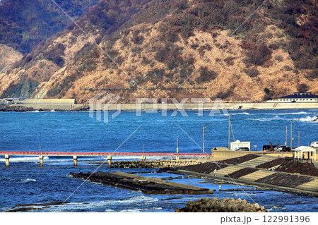 由良海岸　白波の戯れ 122991396