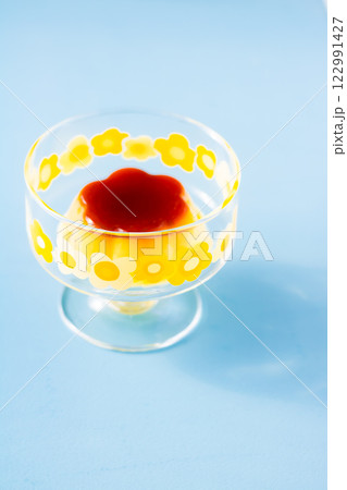 ポップな花柄で昭和レトロ感のあるガラス器のプリン ポップな花柄で昭和レトロ感のあるガラス器のプリン 122991427
