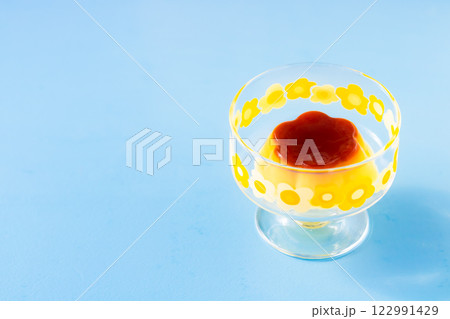 ポップな花柄で昭和レトロ感のあるガラス器のプリン ポップな花柄で昭和レトロ感のあるガラス器のプリン 122991429