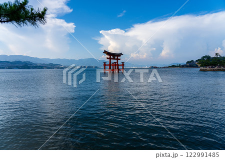 広島・厳島神社の鳥居　日中 122991485