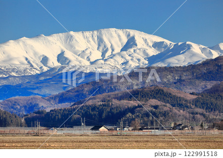 冬の庄内平野　田舎風景 122991518