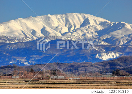 冬の庄内平野　田舎風景 122991519