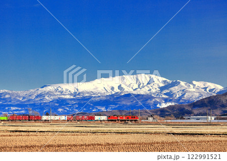 冬の庄内平野 田舎風景 貨物列車 冬の庄内平野 田舎風景 貨物列車 122991521