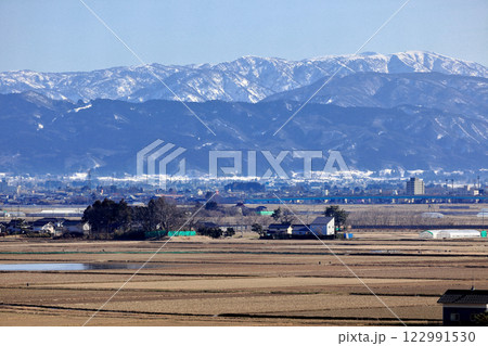 冬の庄内平野　田舎風景 122991530