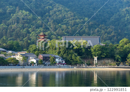 広島・厳島神社の境内 122991851