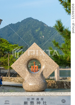 世界遺産のモニュメントから望む厳島神社の大鳥居 122991856